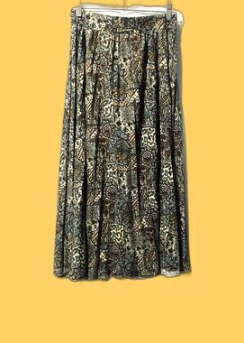 Pleated Skirt with self-tie waist atrap, Size large color green multicolor